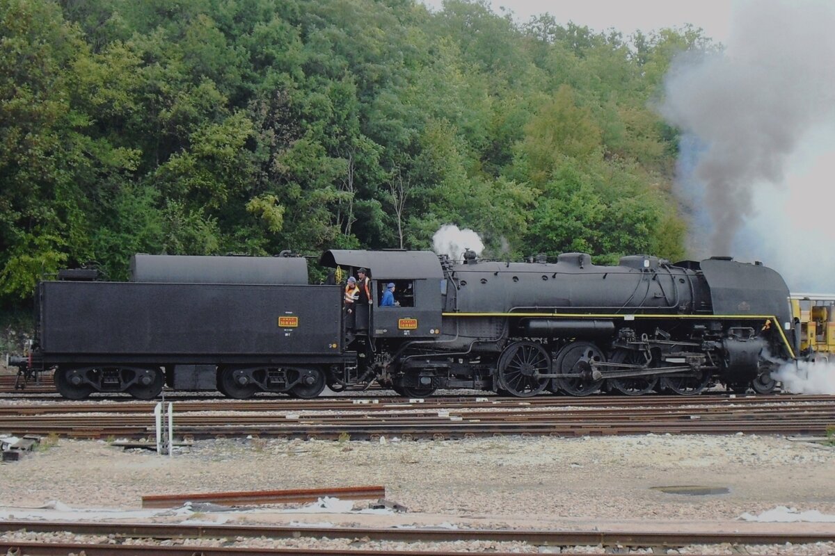 Am 18 September 2011 dampft 141 R-840 in Longueville.