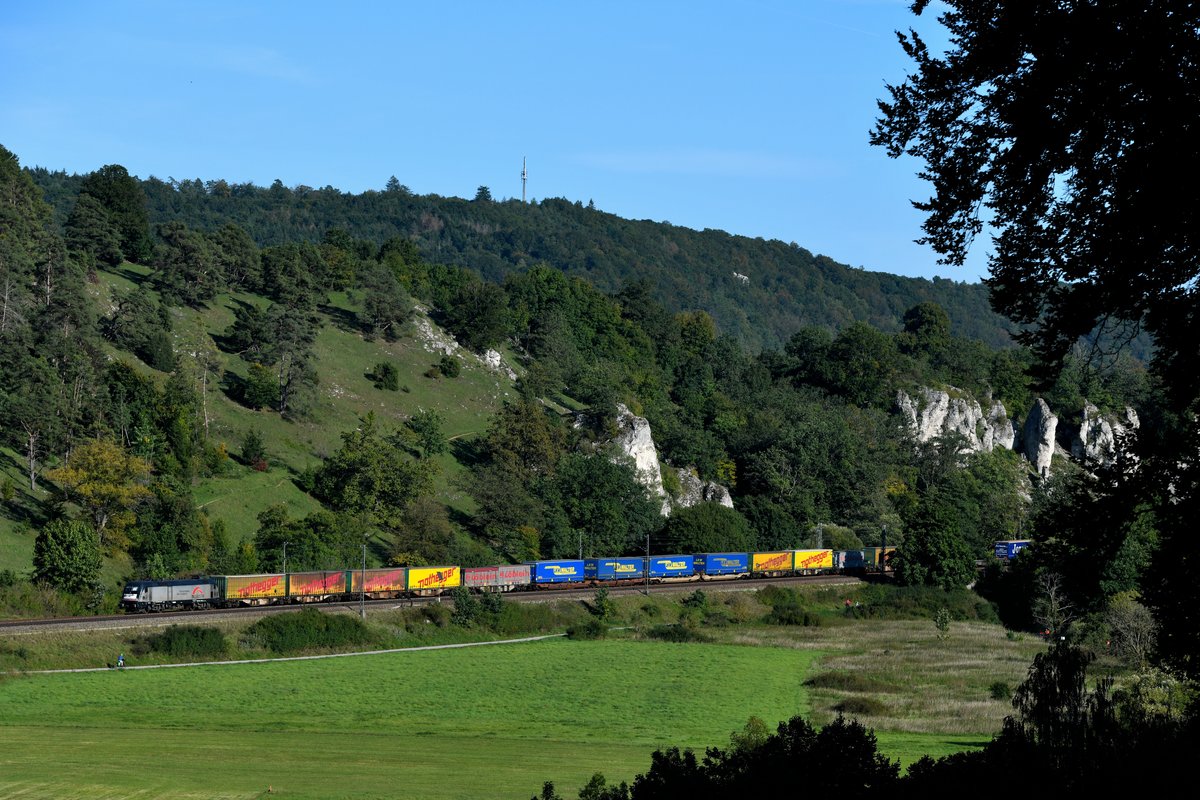 Am 18. September 2019 bespannte die 182 529 den DGS 43104 zwischen München Laim und Leipzig Wahren. Bei Hagenacker im Altmühltal konnte ich den bunten KLV-Zug aufnehmen.