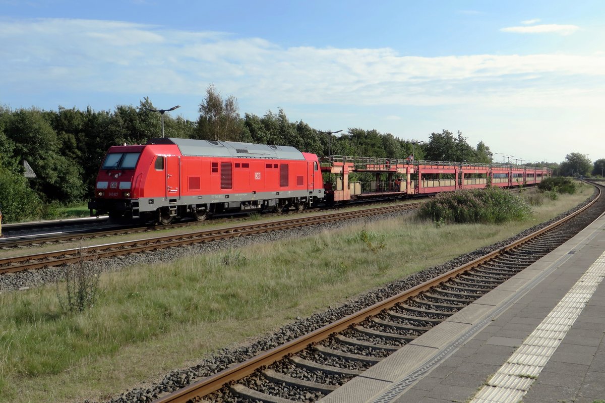 Am 18 September 2020 steht 245 027 mit ein Leer en Sylt-Shuttlezug in Niebüll.