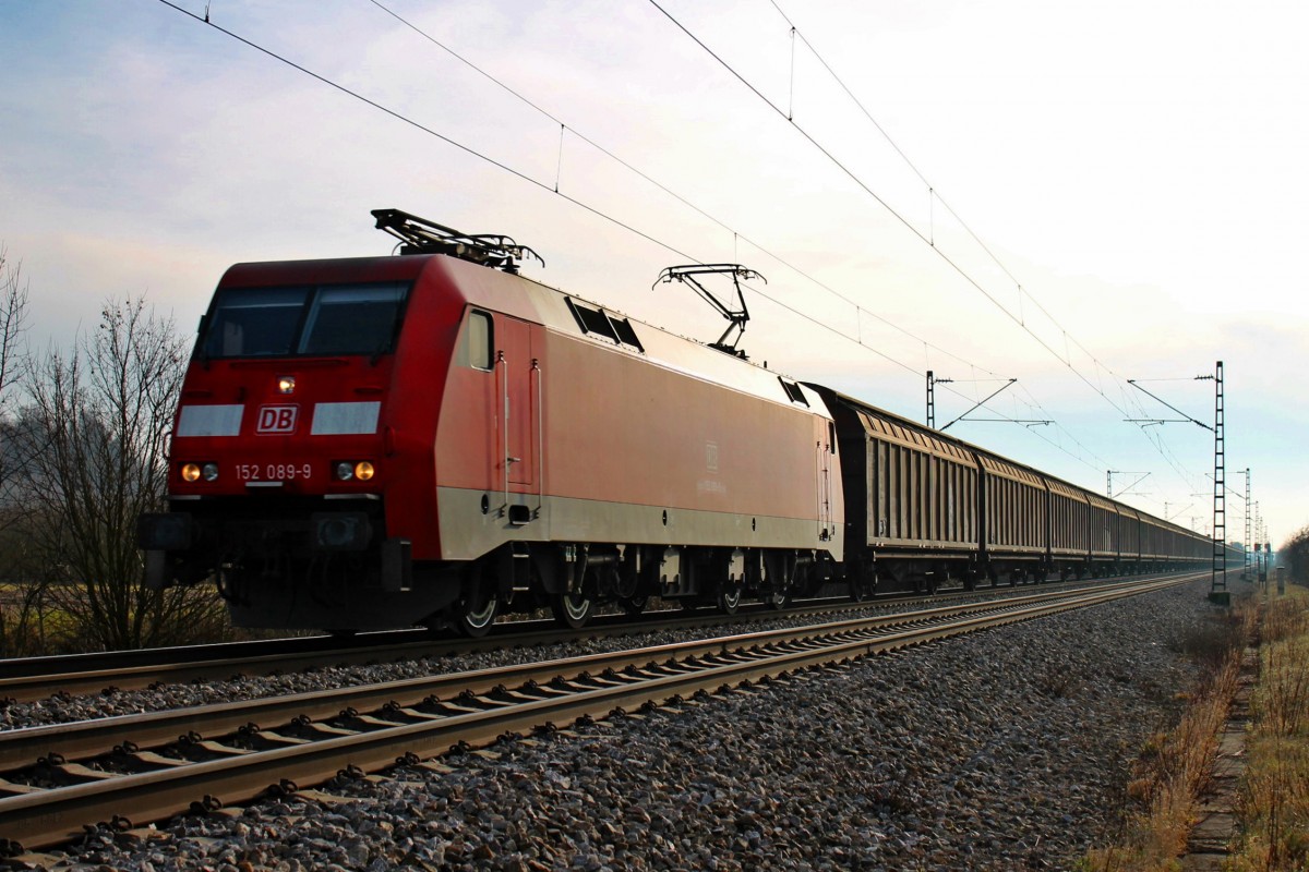 Am 18.01.2014 fuhr die ehemalige Sonderling-Lok 152 089-9 mit dem Redbull-Zug aus Bludenz (A) nach Norddeutschland südlich von Buggingen dem nächsten Güterbahnhof in Freiburg (Brsg) entgegen.