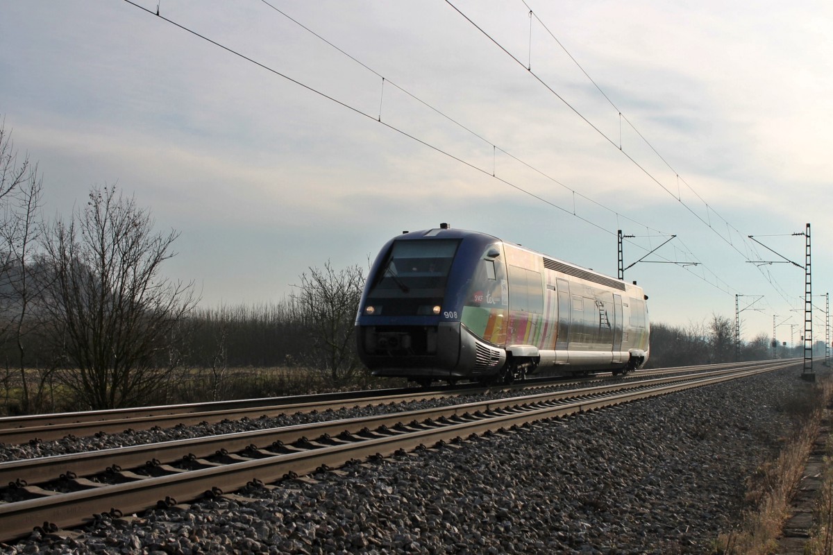 Am 18.01.2014 fuhr SNCF X73908 als IRE von Mulhouse-Ville nach Freiburg (Brsg) Hbf, als sie südlich von Buggingen ihrem nächsten Halt und Endhaltestelle Freiburg entgegen fuhr.