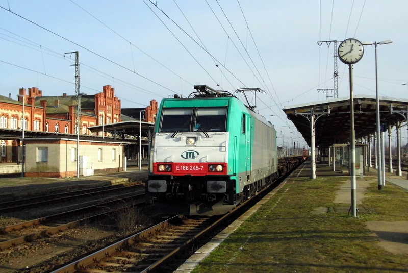 Am 18.01.2015 kam die E 186 245-7  von der ITL aus Richtung Magdeburg nach Stendal und fuhr weiter in Richtung Wittenberge.