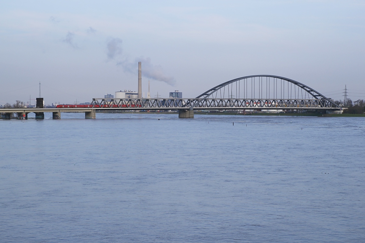 Am 18.01.2018 überqueren zwei 1 440 zwischen Düsseldorf und Neuss den hochwasswerführenden Rhein, recht ist noch ein ET der Eurobahn erkennbar