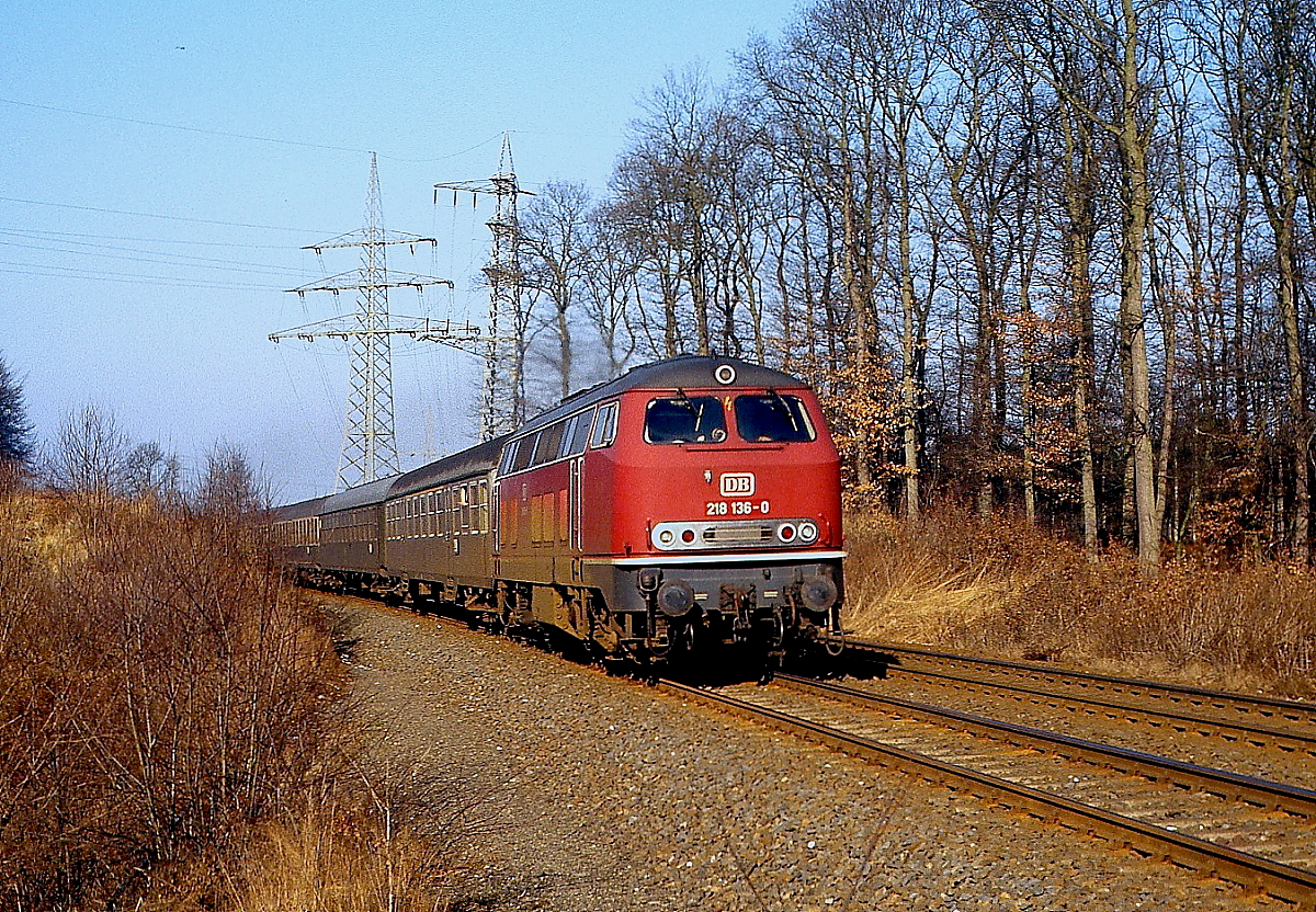 Am 18.02.1980 ist 218 136-0 bei Neheim-Hüsten unterwegs