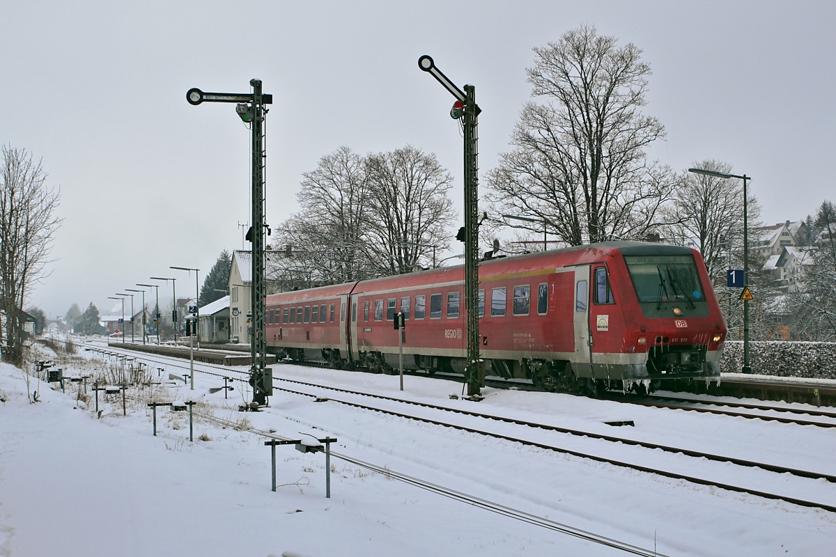 Am 18.03.2018 fährt 611 519 mit einem RE von Neustadt (Scharzwald) nach Ulm aus dem Bahnhof Löffingen an der Unteren Höllentalbahn aus