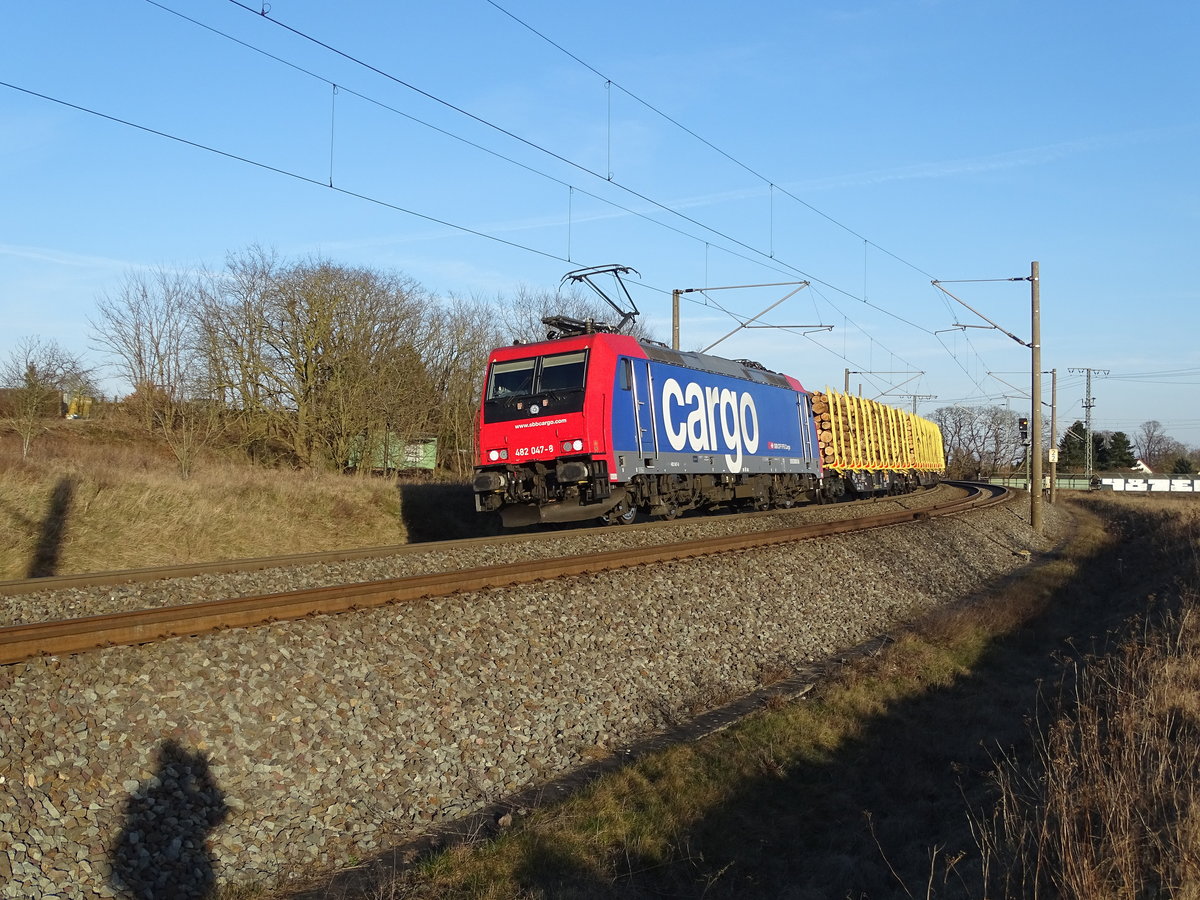Am 18.03.2018 kam die 482 047 mit einem Holzzug aus Richtung Uelzen nach Stendal und fuhr weiter in Richtung Borstel.