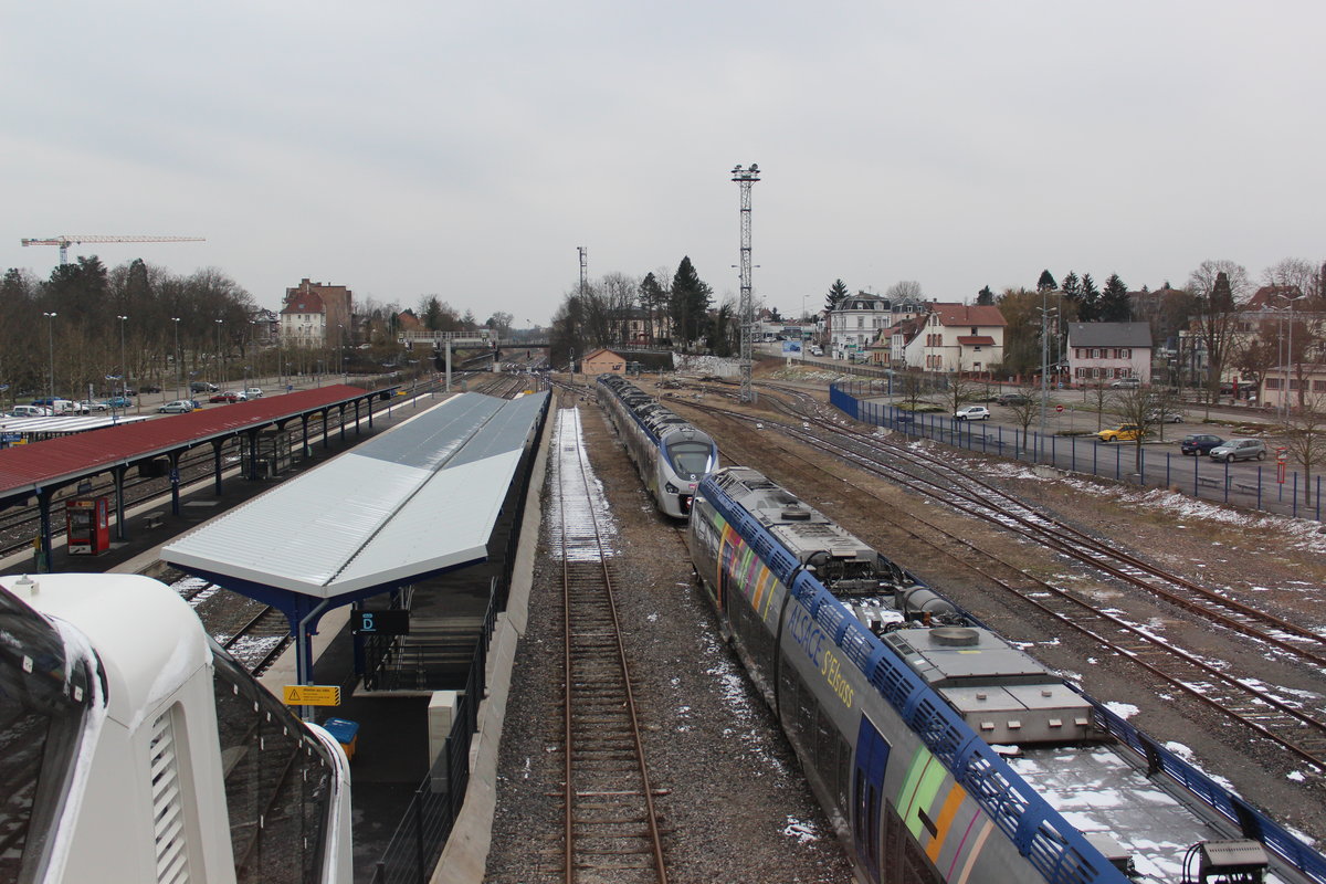 Am 18.03.2018 stehen zwei Triebzüge der TER Alsace im Bahnhof Haguenau.
