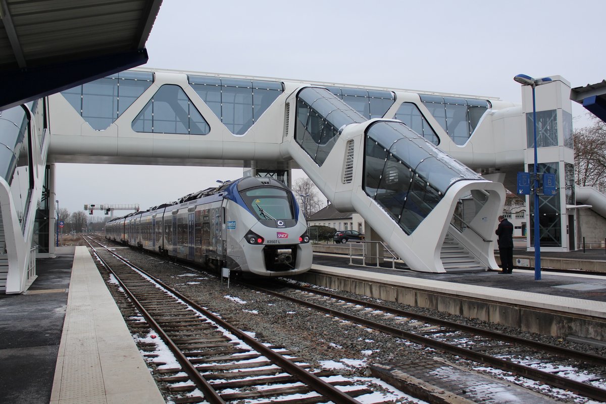 Am 18.03.2018 verlässt ein neuer Zweikrafttriebwagen der TER Alsace den Bahnhof Haguenau in Richtung Niederbronn.