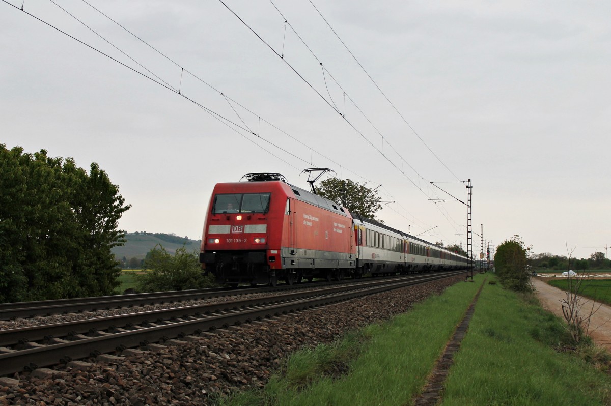 Am 18.04.2014 bespannte 101 135-2 den EC 8 (Zürich HB - Hamburg Altona), als ich sie bei Müllheimk (Baden) vor die Linse bekommen habe. Gruß an den netten Tf zurück!