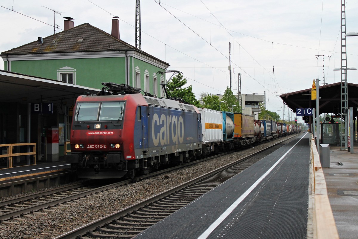 Am 18.04.2014 fuhr SBB Cargo Re 482 012-2 mit einem Containerzug durch den Bahnhof von Müllheim (Baden) gen Norden.