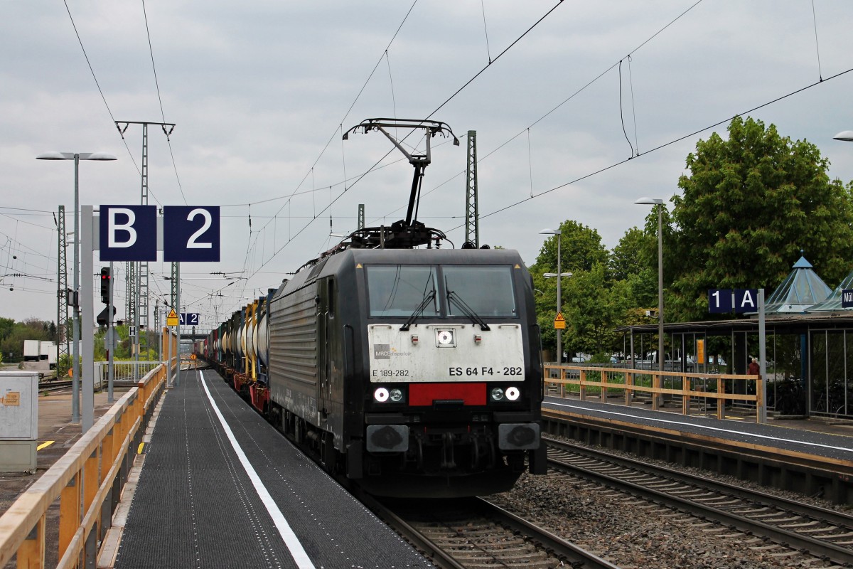 Am 18.04.2014 fuhr SBB Cargo ES 64 F4-282 mit einem Containerzug durch den Bahnhof von Müllheim (Baden) gen Süden.