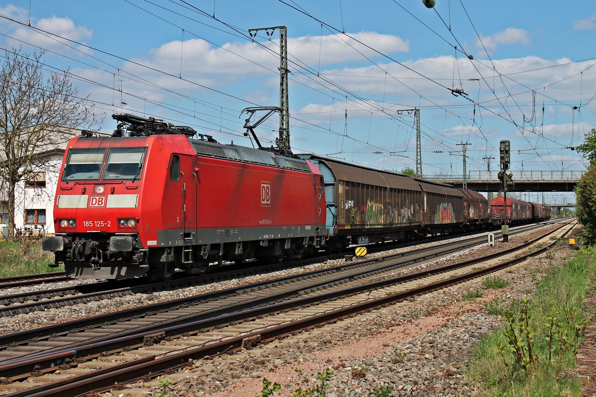 Am 18.04.2015 fuhr die Mannheimer 185 125-2 durch den Bahnhof von Müllheim (Baden) mit einem gemischten Güterzug gen Süden.