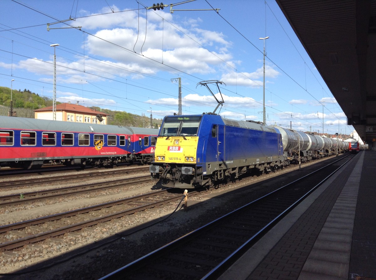 Am 18.04.2015 fuhr eine RBB Br. 146 durch den Würzburg Hbf. 