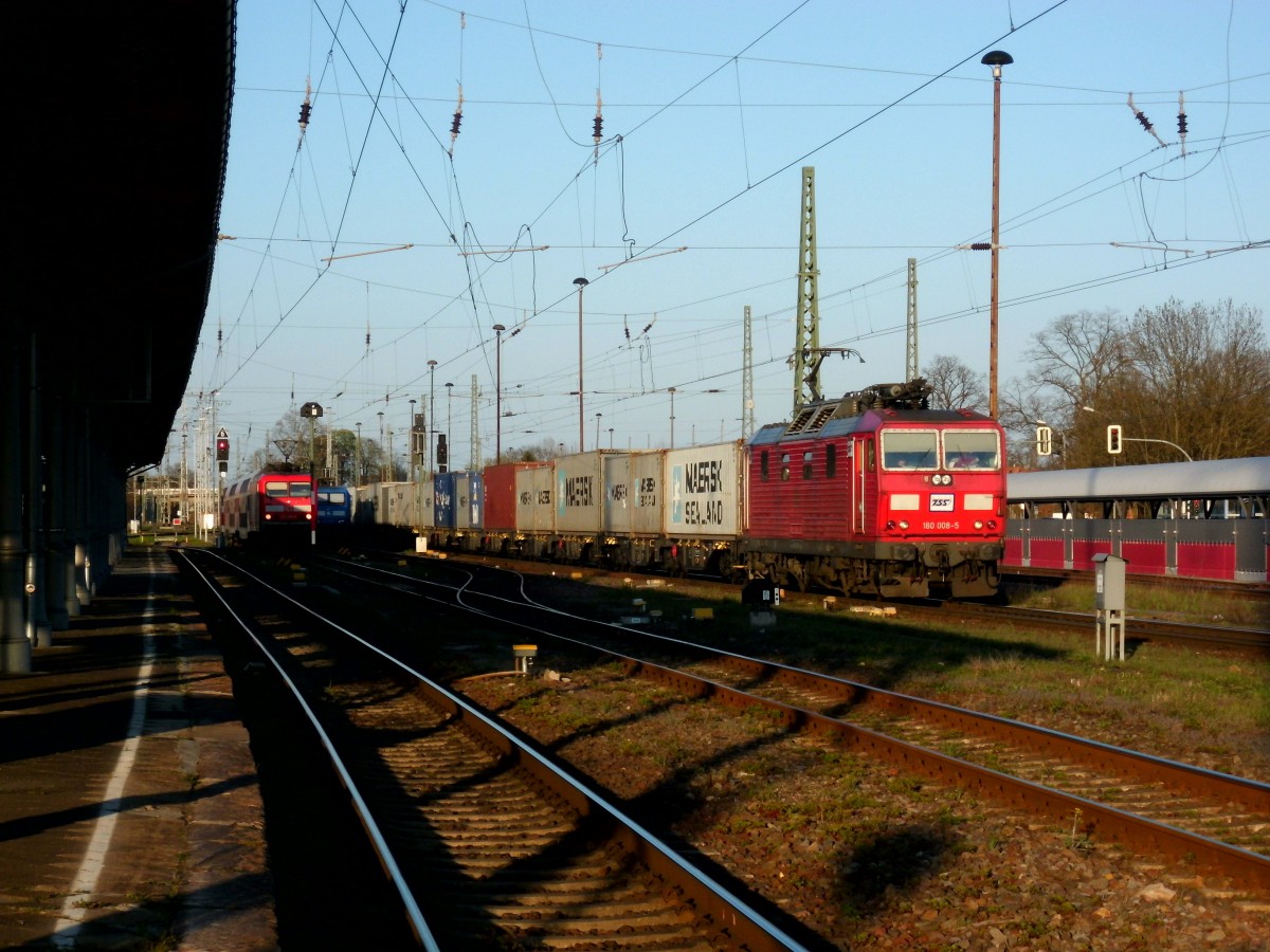 Am 18.04.2015 kam 180 008 mit ihrem Containerzug aus Richtung Magdeburg nach Stendal und fuhr weiter nach Hannover.