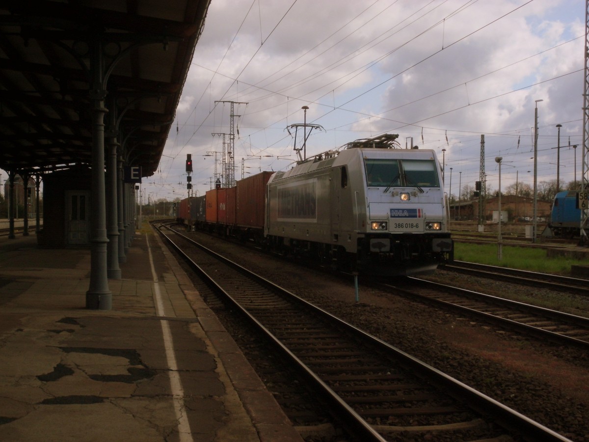 Am 18.04.2015 kam 386 018 mit ihrem Containerzug aus Richtung Magdeburg nach Stendal und fuhr weiter nach Wittenberge.