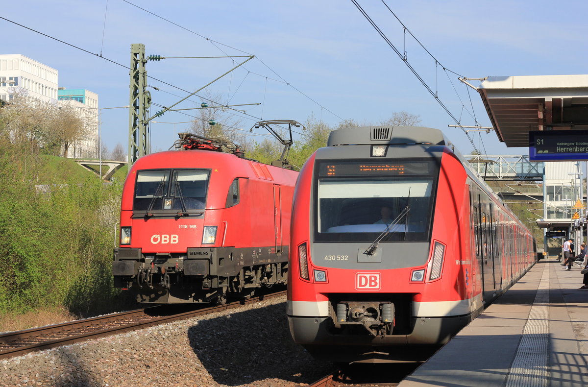 Am 18.04.2018 überholt der von 1116 165 geführte IC nach Zürich den von 430 532 angeführten S-Bahn-Vollzug der Linien S1 nach Herrenberg. Aufgenommen an der Station Österfeld. 