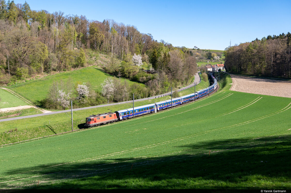 Am 18.04.2022 ist SBB Re 420 303 unterwegs mit dem zweiten umgelieteten Nachtzug und konnte hier bei Rafz aufgenommen werden