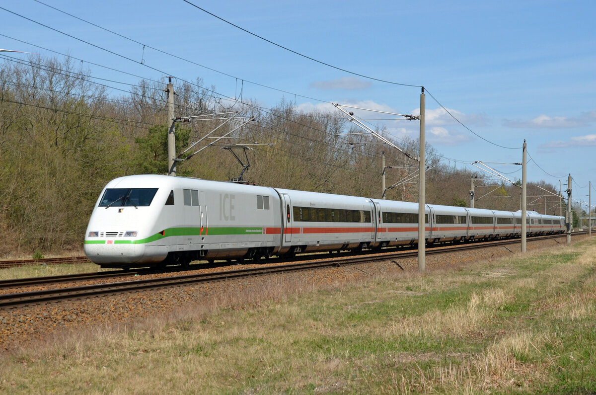 Am 18.04.22 war ein Triebzug der Reihe 401 mit grünem Streifen unterwegs als ICE 930 von Berlin nach Frankfurt(M). Hier eilt er durch Burgkemnitz Richtung Halle(S).