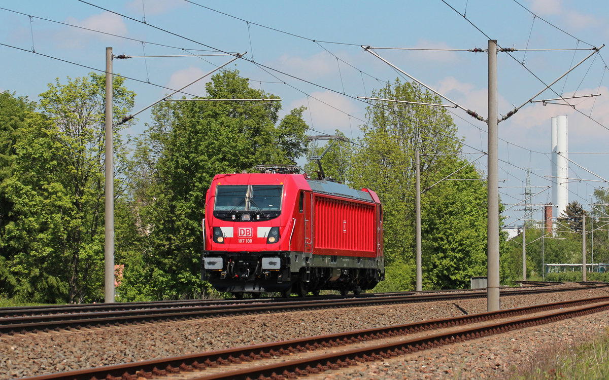 Am 18.05 2019 fährt 187 188 LZ vom VW Werk in Mosel nach Zwickau, hier passiert Sie gerade die Ortslage von Mosel. Sie hatte zuvor den GA 60071 von Braunschweig nach Mosel gefahren.
