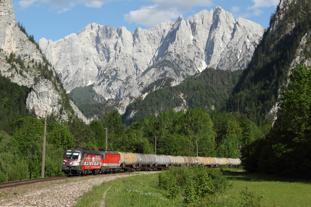 Am 18.05.13 hatte ich das seltene Glck eine Werbelok im Gesuse aufzunehmen.
Die 1116 138  Heeressport  und eine 1144 befrdern einen Kesselzug in Richtung Selzthal. Hier passiert der Zug den aufgelassenen Bahnhof Gesuseeingang.