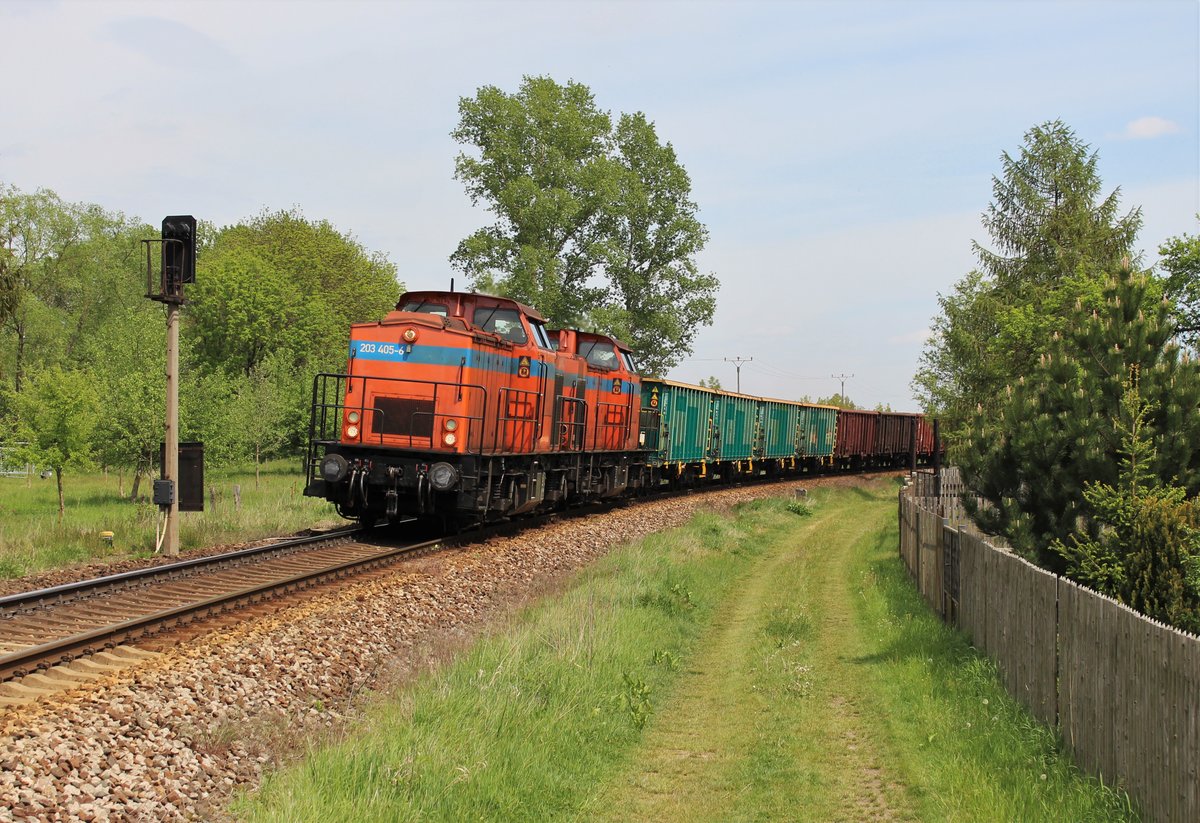Am 18.05.20 fuhr der Stahlzug mit 203 405-6 (203 151-6 SWT) und 203 383-5 (203 149-0 SWT) von Könitz nach Cheb/Cz die Umleitung über den Frankenwald. Hier ist der Zug in Oberwellenborn zu sehen.
