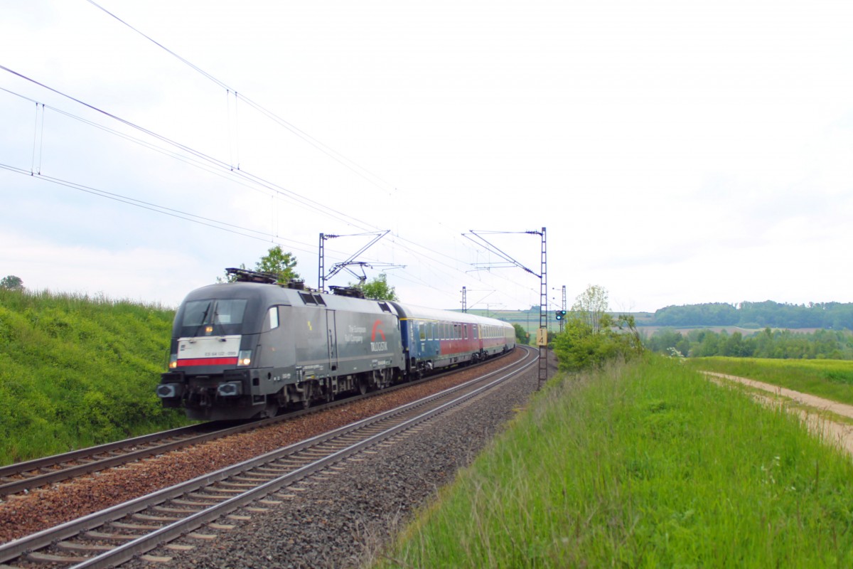 Am 18.05.2014 war der AKE-Rheingold auf der Fahrt von Kiel an den Wörthersee in Österreich. Leider nur mit einem Taurus statt 103. Hier kurz vor der Einfahrt in den Bahnhof Treuchtlingen aus Richtung Ansbach kommend.
