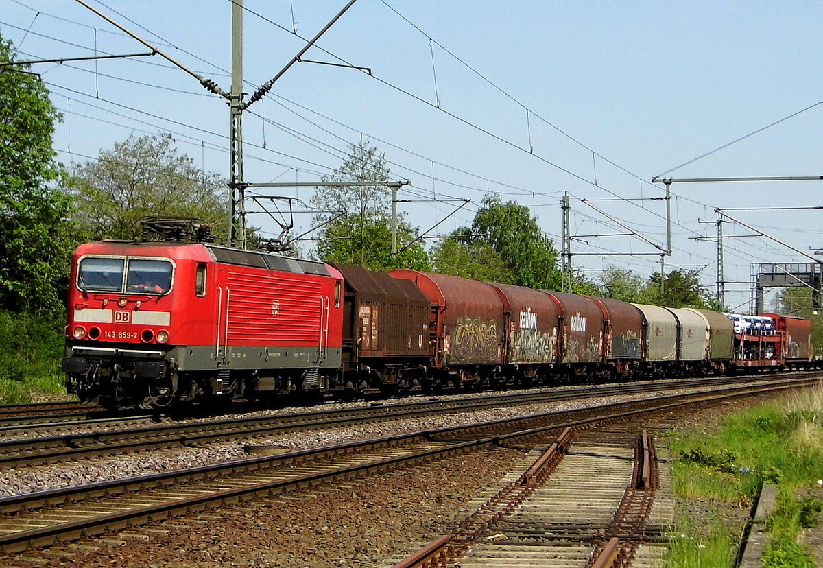 Am 18.05.2017 kam die 143 859-7 von der DB Cargo Deutschland AG , aus Richtung Magdeburg nach Niederndodeleben und fuhr weiter in Richtung Braunschweig .