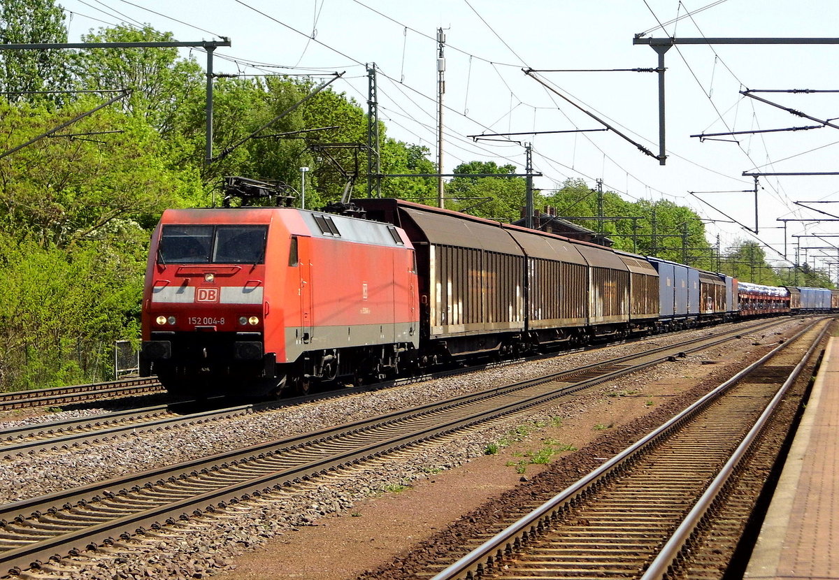 Am 18.05.2017 kam die 152 004-8 von der DB Cargo Deutschland AG , aus Richtung Magdeburg nach Niederndodeleben und fuhr weiter in Richtung Braunschweig .