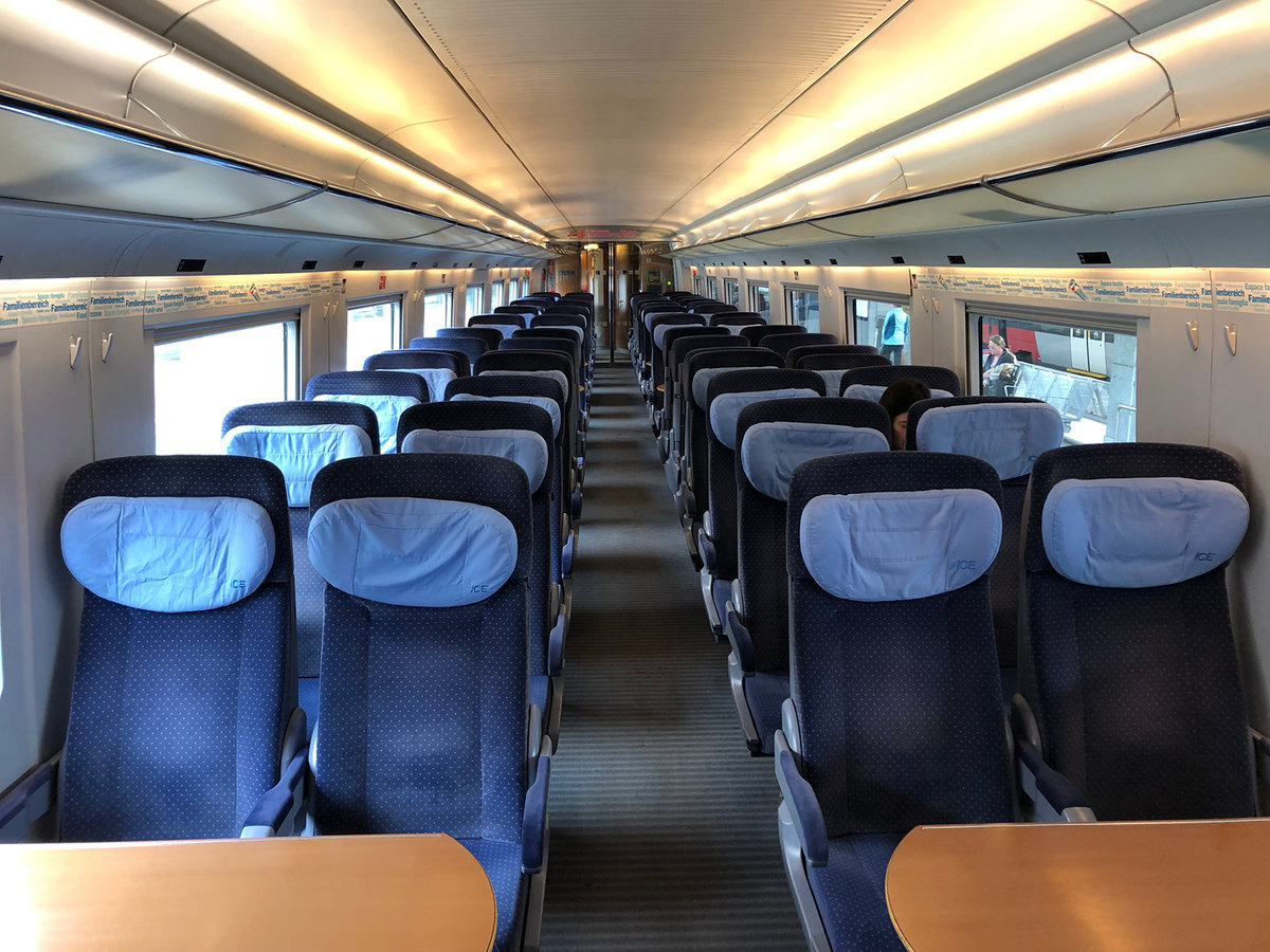 Am 18.05.2019 nutzte ich die Gelegenheit für eine kurze Mitfahrt des DB (ICE-T) BR 411 567-1  als ICE 1294  Wetterstein  über die enge und steile Mittenwaldbahn von Innsbruck bis nach Seefeld in Tirol. Hier ein Foto vom Inneren des Zuges kurz vor der Abfahrt. Aufgenommen am Innsbrucker Hauptbahnhof am 18.05.2019.