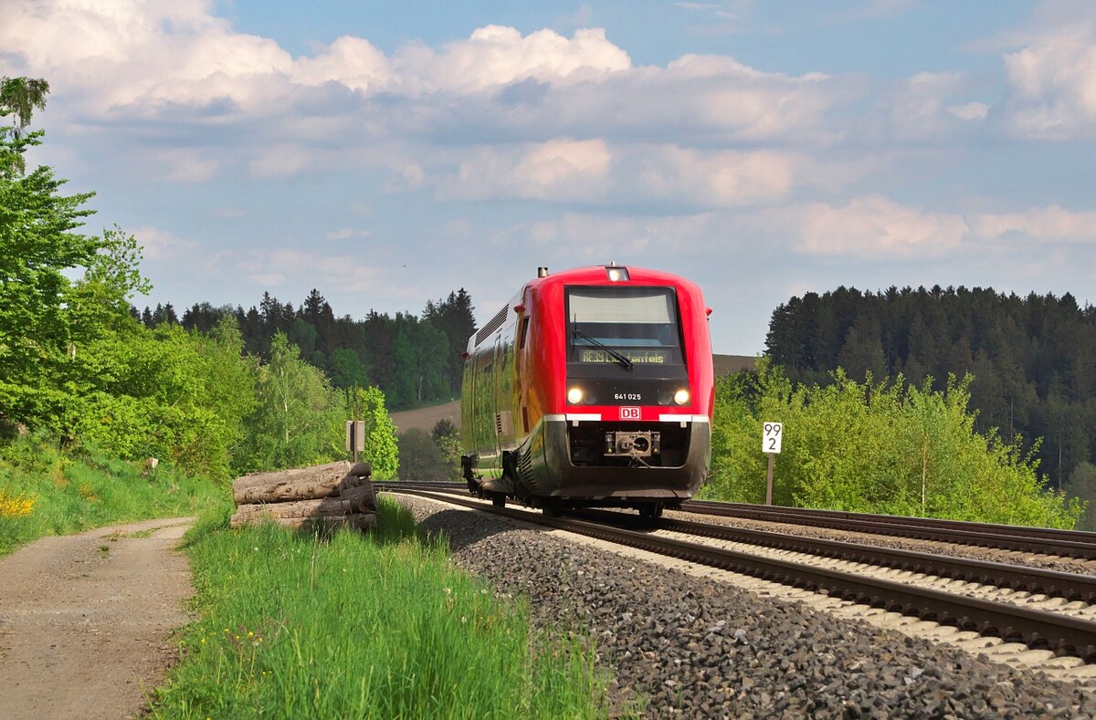 Am 18.05.2022 war 641 025 als RE 39 (Saale-Main-Express) von Hof nach Lichtenfels unterwegs.
Zwischen Münchberg und Marktschorgast verläuft die Bahnstrecke Bamberg - Hof auf einer Hochebene, hier bei Poppenreuth.