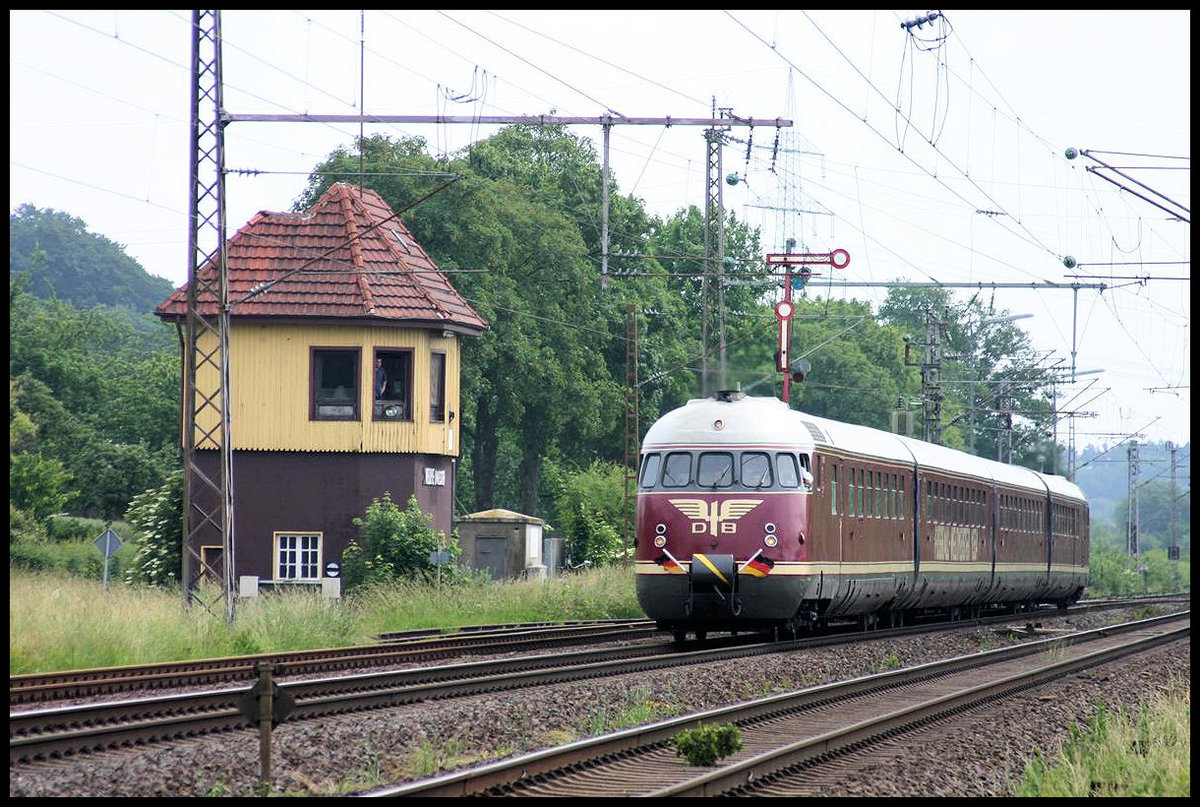 Am 18.06.2006 passiert hier der Braunschweiger VT 08 im Weltmeister Look auf der Fahrt nach Rheine das östliche alte Hebelstellwerk in Westerkappeln Velpe.