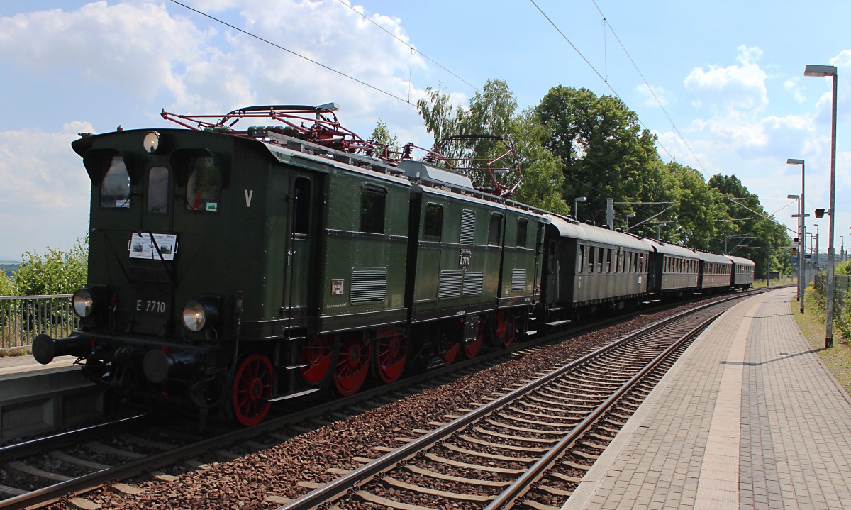 Am 18.06.2014 kam die E 7710 mit einem Sonderzug durch Glauchau-Schönbörnchen in Richtung Glauchau gefahren. Seine Reise ging von Riesa über Leipzig, Altenburg, Chemnitz und Döbeln zurück nach Riesa. Ein großes Dankeschön geht an das Lokpersonal für die Akustische Ankündigung.