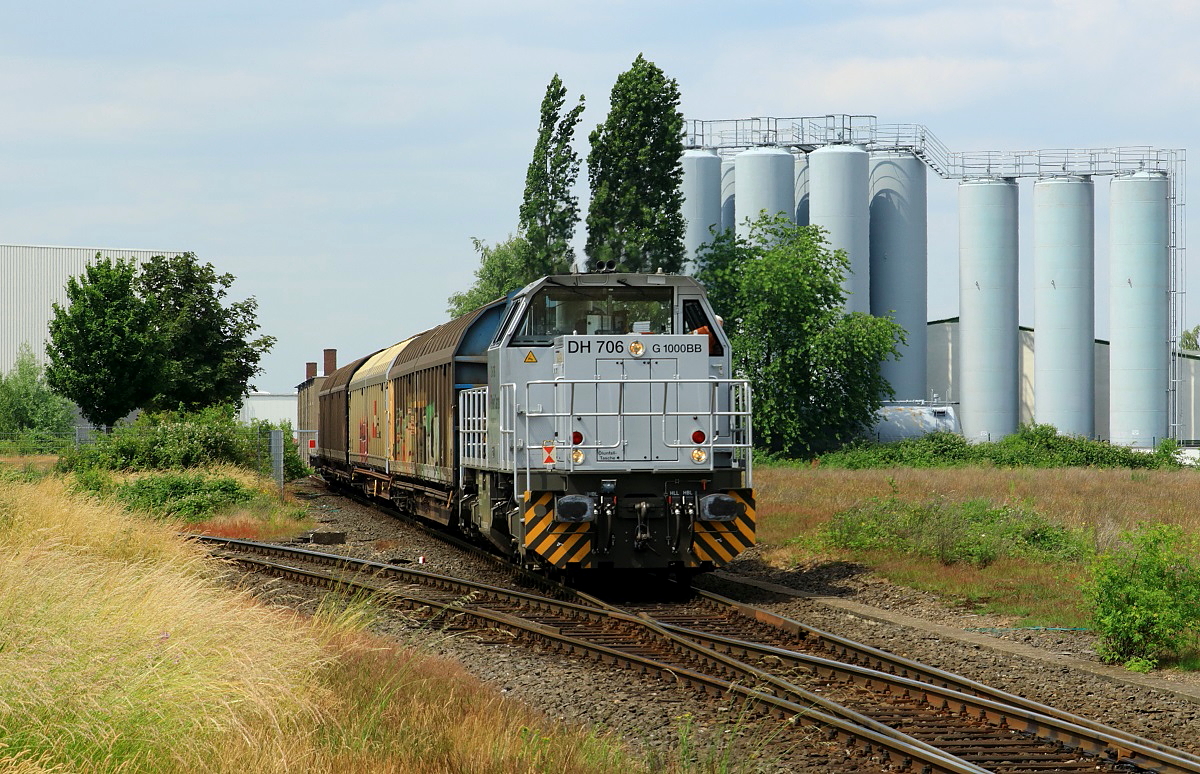 Am 18.06.2015 hat DH 706 der Rhein Cargo einige Güterwagen aus dem Stürzelberger Hafen abgeholt, das links abzweigende Gleis führt zum Aluminiumwerk Norf und zur Hydro Aluminium