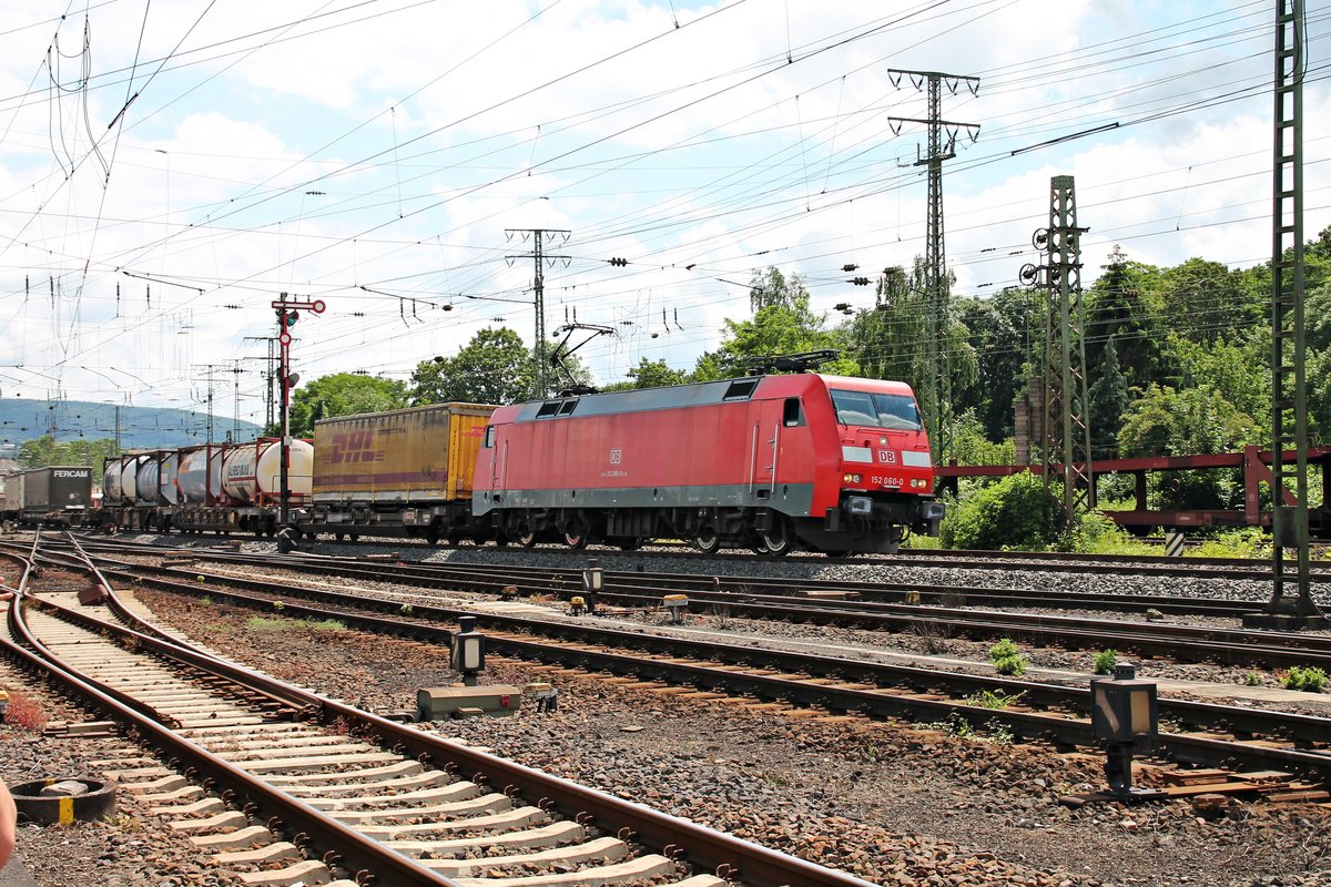 Am 18.06.2016 fuhr 152 060-0 mit einem KLV am Rangierbahnhof von Koblenz Lützel während des Sommerfestes vom DB Museum gen Norden vorbei.