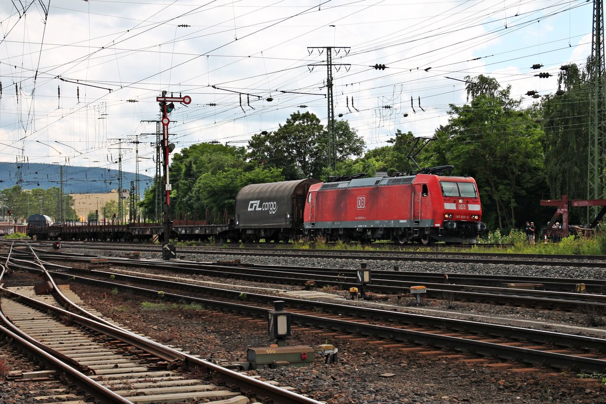 Am 18.06.2016 fuhr die Mannheimer 185 020-5 mit einem gemischten Güterzug am Rangierbahnhof von Koblenz Lützel am Sommerfest des DB Museum vorbei in Richtung rechter Rheinseite.