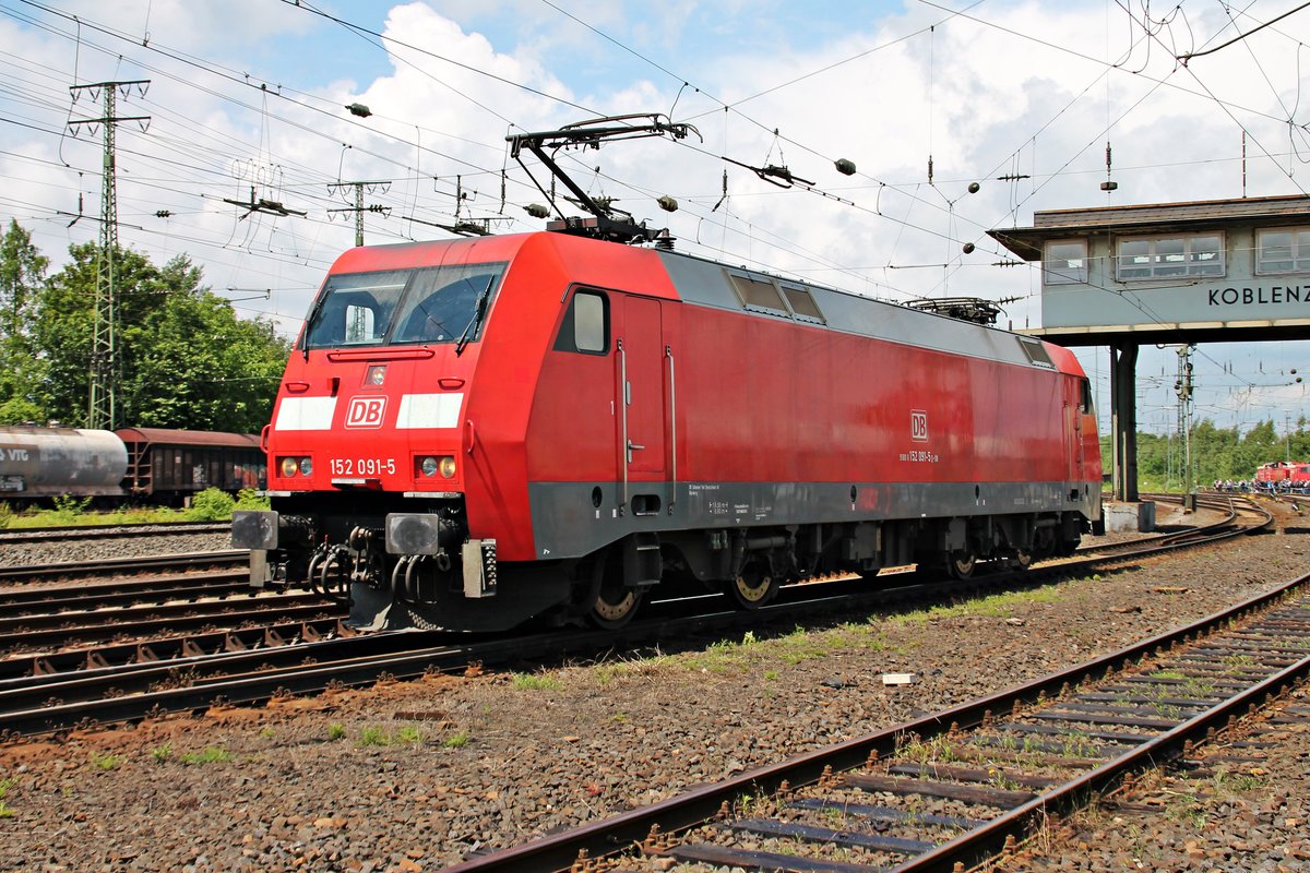 Am 18.06.2016 rangierte 152 091-5 unter dem alten Reiterstellwerk in Koblenz Lützel durch von ihrem Zug in Richtung Abstellung.