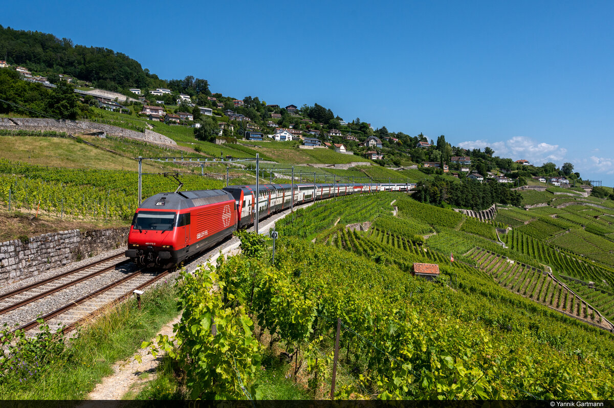 Am 18.07.2021 sind SBB Re 460 072-2 und Re 460 019-3 unterwegs als IC1 720 von St. Gallen nach Lausanne und konnten hier bei Villette, Grandvaux aufgenommen werden.
