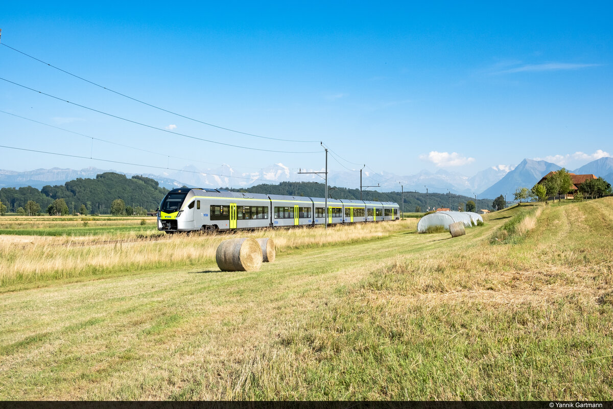 Am 18.07.2022 ist der FV MIKA BLS RABe 528 115 unterwegs durch das Gürbetal und konnte hier bei Kaufdorf aufgenommen werden