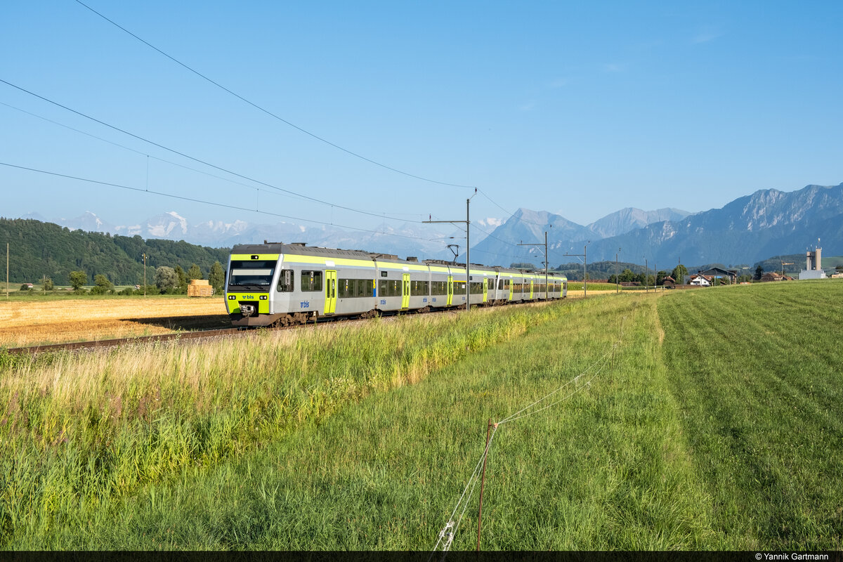 Am 18.07.2022 sind BLS RABe 525 018 und RABe 525 017 unterwegs durch das Gürbetal und konnten hier bei Kirchenthurnen aufgenommen werden