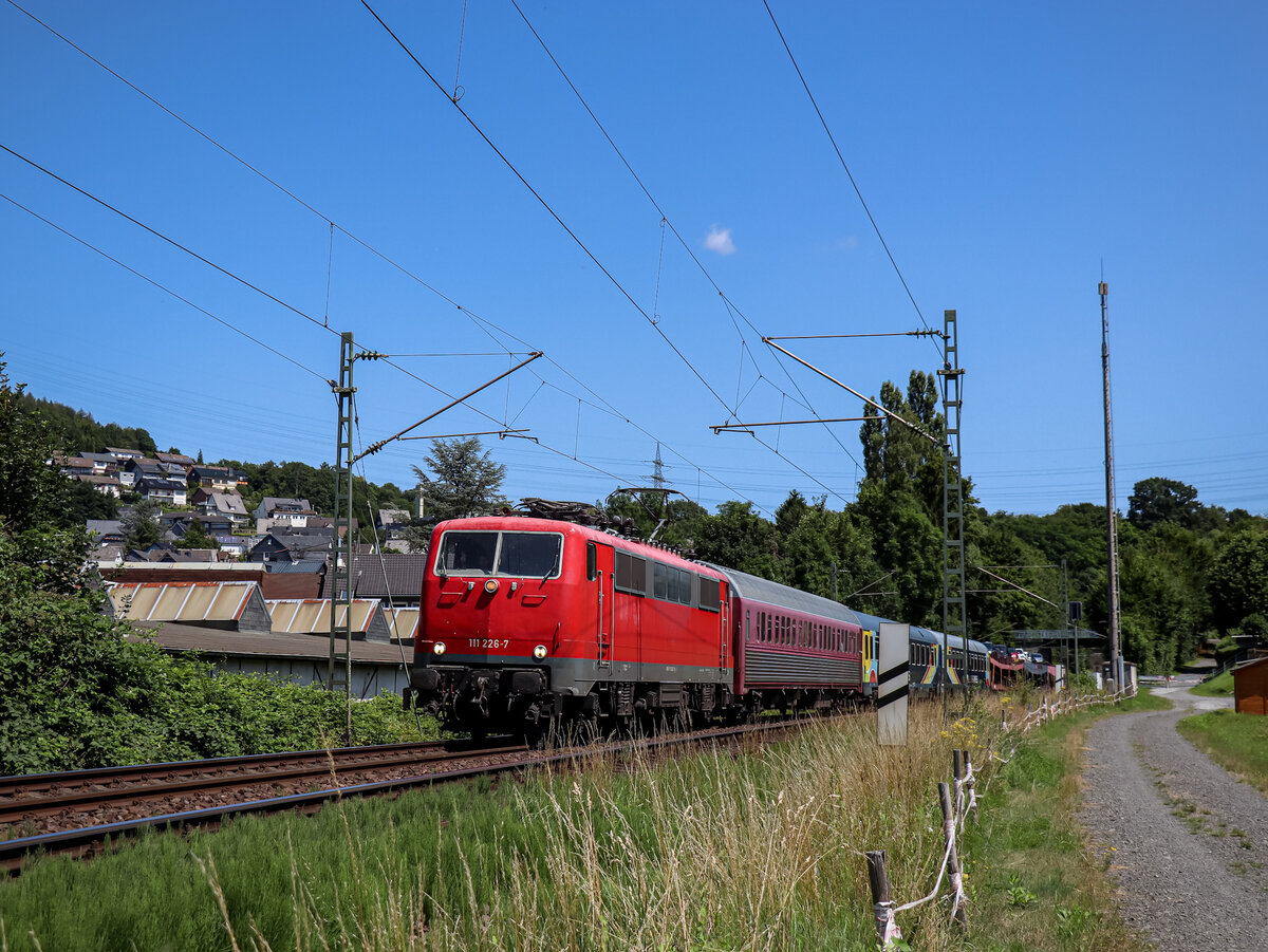 Am 18.07.21 fuhr SMART 111 226 mit dem UEx 1384 von Verona nach Düsseldorf über die Siegstrecke in Richtung Köln. Zu sehen ist die Garnitur mit über 420 min Verspätung kurz vor dem Haltepunkt Niederschelden Nord.
Gruß zurück an den Lokfüher für den Handgruß :)