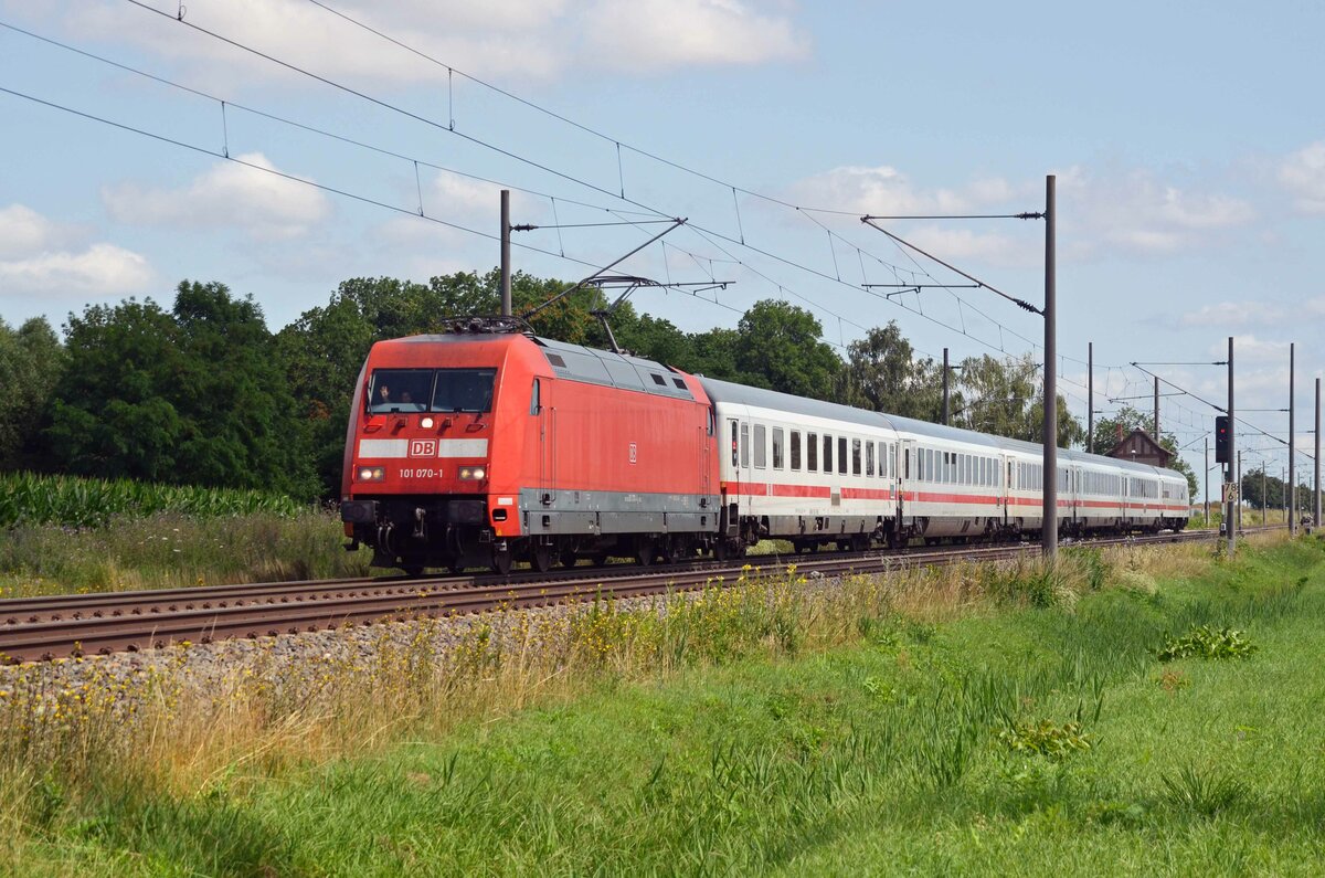 Am 18.07.21 rollte die ehemalige Adler-Mannheim-LOk 101 070 mit voller  Weihnachtsbaum-Beleuchtung  durch Braschwitz Richtung Halle(S). Gruß zurück!