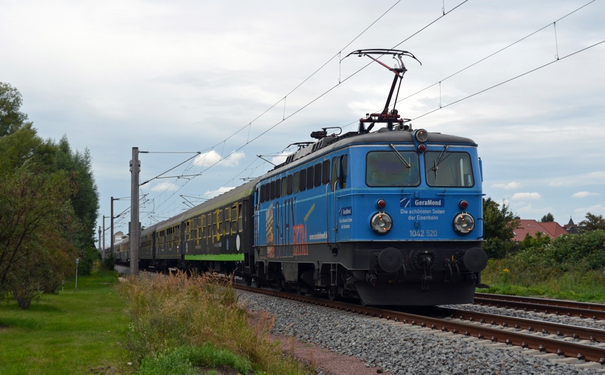 Am 18.08.13 fuhr ein Sonderzug vom SPD-Sommerfest in Berlin nach Heidelberg. Hier zieht 1042 520 ihren Sonderzug durch Greppin Richtung Halle(S).