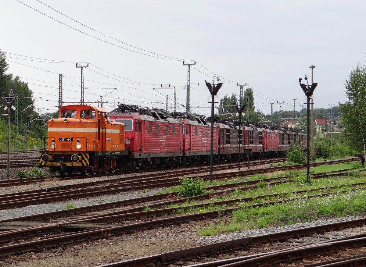 Am 18.08.14 wurden 180 007, 002, 020, 016, 003, 010, 019 und 009 von Chemnitz nach Tschechien überführt. Hier fährt die 345 119-2 der Ris die Loks in den Hbf. 