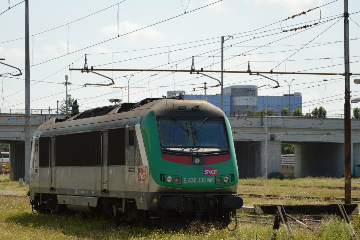Am 18.08.2014 E 436 333 Astride wartet auf ihre nächste Aufgabe in dem Bahnhof Brescia, unter einem heißen Mittagssonne. Vielleicht sollte das Gras geschnitten werden...