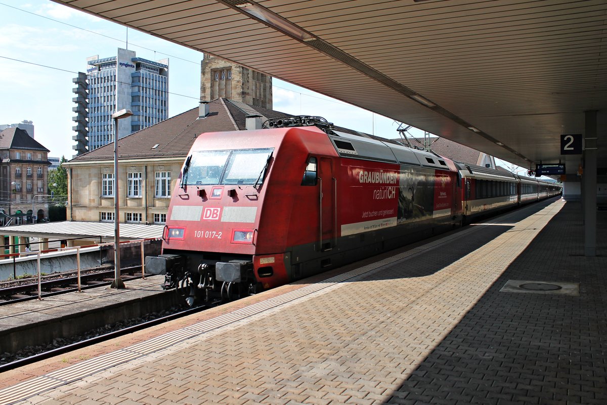 Am 18.08.2015 machte 101 017-2  Graubünden natürliCH  mit dem EC 9 (Hamburg Altona - Zürich HB) außerplanmäßig einen Zwischenhalt auf Gleis 2 in Basel Bad Bf. Grund dafür, das Gleis 3 noch von einem ICE belegt war.