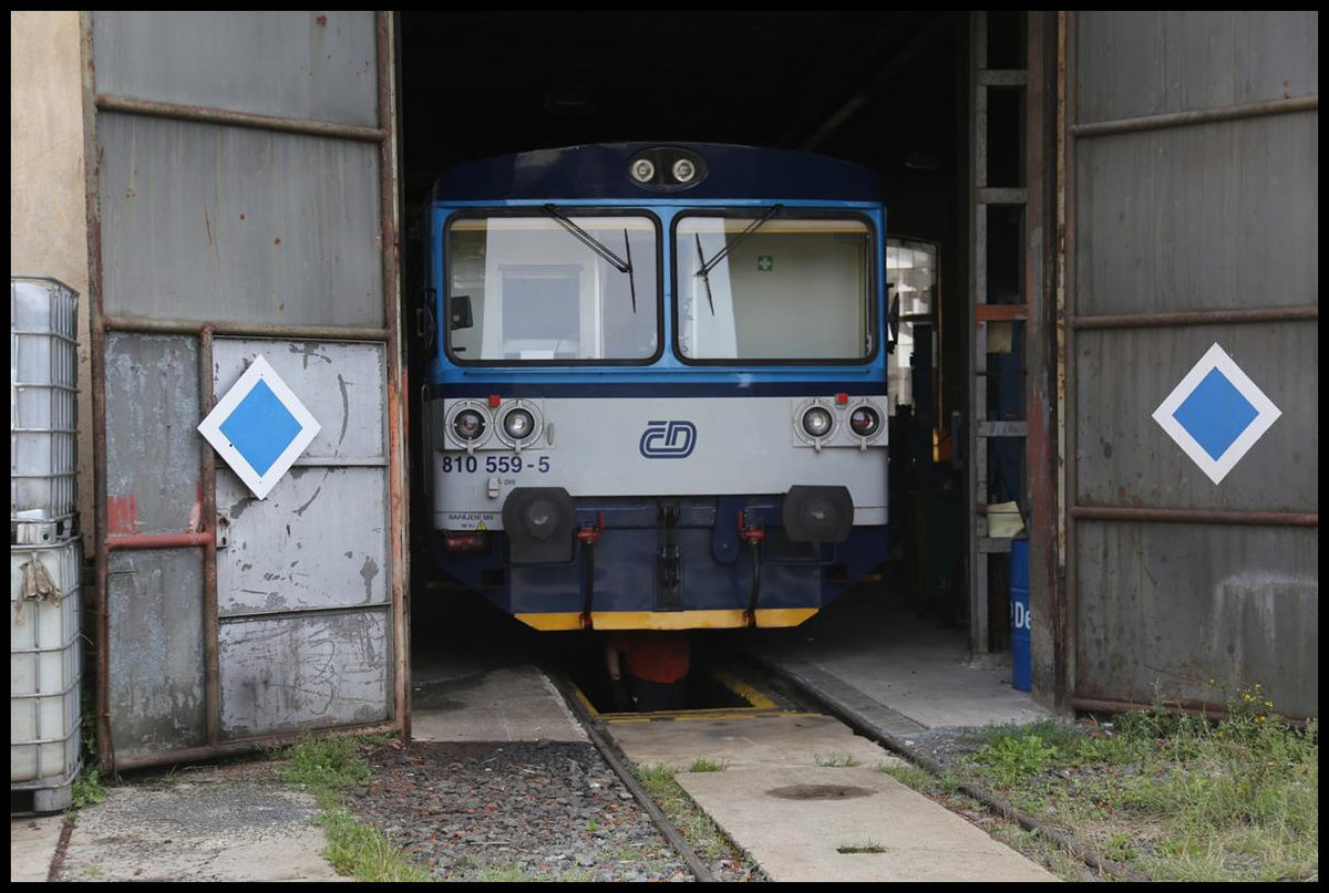 Am 18.08.2020 besuchte ich den idyllisch gelegenen Bahnhof Becov nad Teplou. Dort sind derzeit umfangreiche Gleisbauarbeiten im Gang. Die Bahnsteige werden heutigen Standards angepasst. Es gibt dort noch eine von Hand betriebene Drehscheibe und einen kleinen Rundschuppen. Darin stand der CD 810559-5. An ihm wurde von der darunter befindlichen Grube aus gearbeitet!
