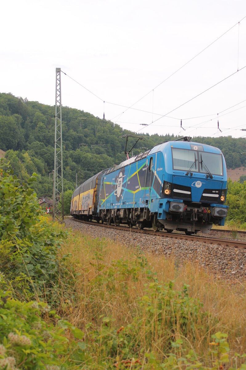 Am 18.08.2022 legt sich 192 104 der EGP mit ihrem Autozug in die Kurve bei Solnhofen. 