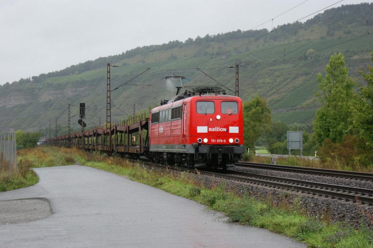 Am 18.09.13 fhrt eine 151 070-0 mit einen leeren Autozug Richtung Wrzburg.