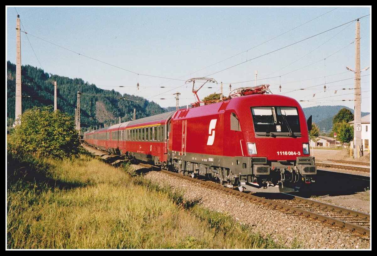Am 18.09.2002 fährt die nigelnagelneue 1116 084 mit IC539 durch den Bahnhof Kraubath. Die Lok wurde am 16.09.2002 von den ÖBB übernommen, war also an diesem Tage gerade zwei Tage in Betrieb.