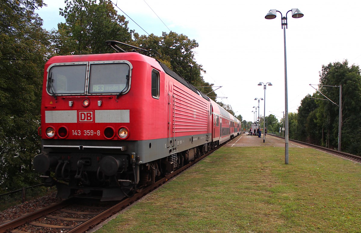 Am 18.09.2014 durcheilt die 143 359-8 mit ihrem RE 4771 nach Dresden Hbf den Haltepunkt Zwickau-Pölbitz.